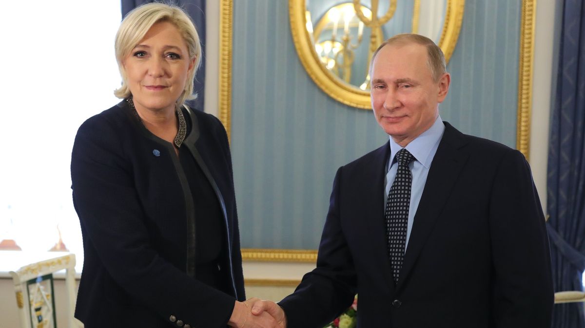 Peníze z Kremlu Le Penové neuškodí, její voliče to nezajímá, říká politolog